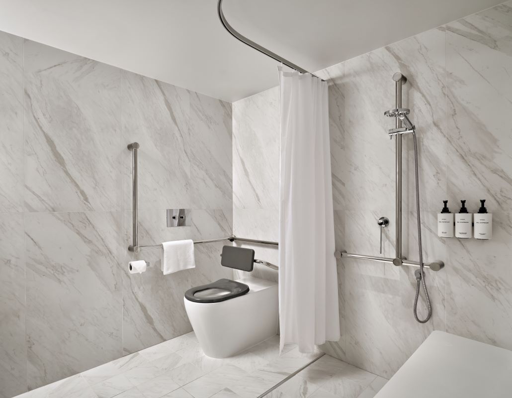 Un bagno moderno con WC, bidet e doccia.