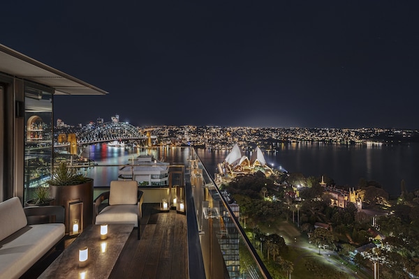 2 bars/lounges, rooftop bar
