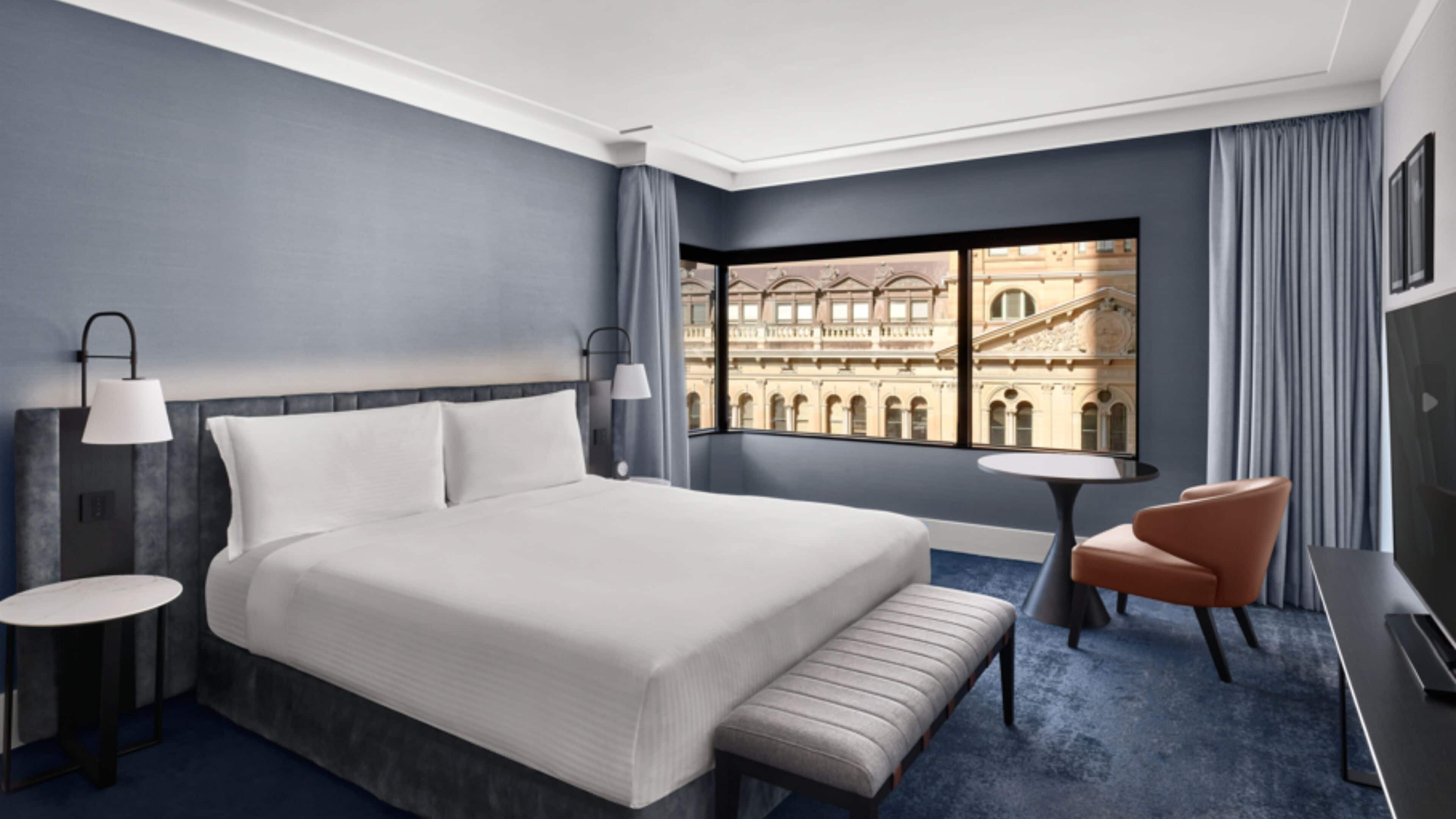 Chambre Classique, 1 très grand lit, baignoire accessible aux personnes à mobilité réduite | Literie de qualité supérieure, couette en duvet d'oie, minibar