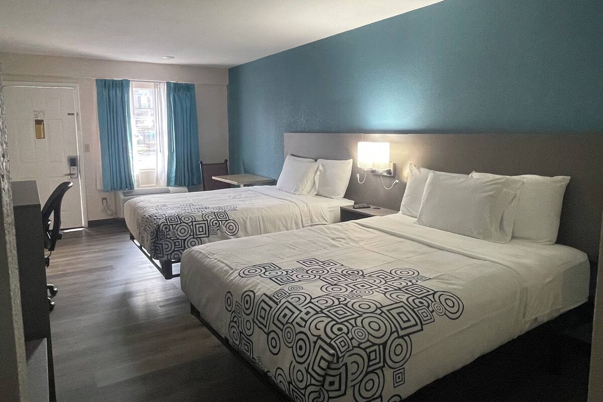 Kamar Standar, 2 Tempat Tidur Queen, Bebas Asap Rokok | Tirai kedap cahaya, setrika/meja setrika, dan seprai linen