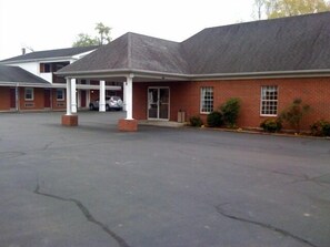 Front of property - Bourbon Capital Inn (Bardstown)