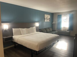 Cortinas blackout, tabla de planchar con plancha y ropa de cama 