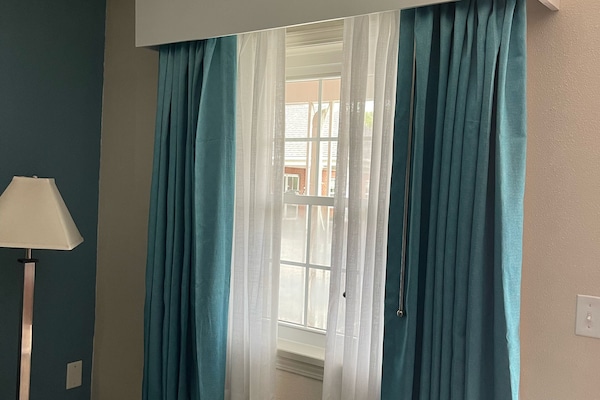 Standard Room, 1 King Bed, Non Smoking | Blackout drapes, iron/ironing board, bed sheets