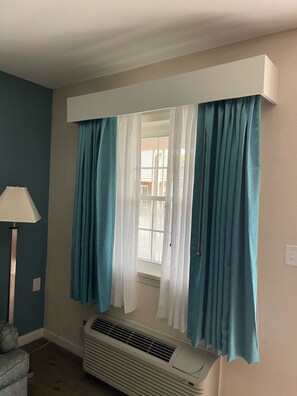 Standard Room, 1 King Bed, Non Smoking | Blackout drapes, iron/ironing board, bed sheets