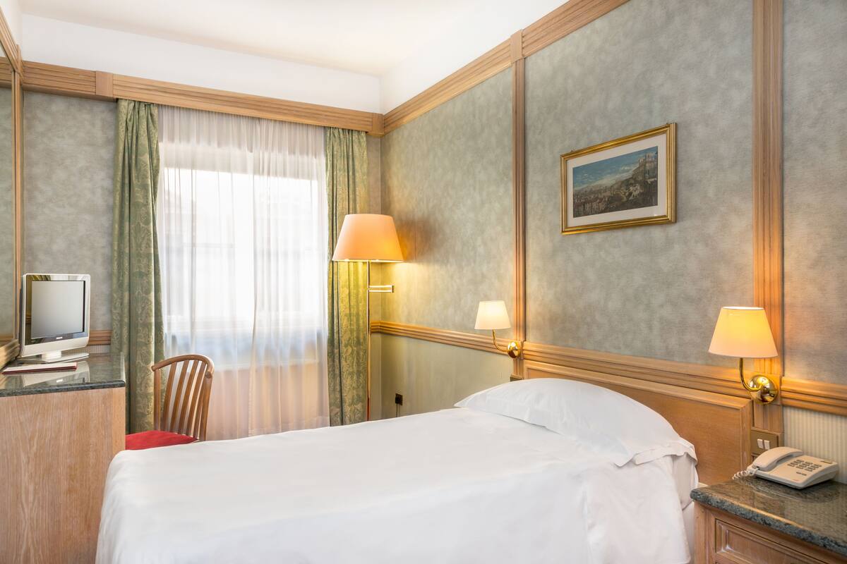 Single Room | Minibar, in-room safe, desk, blackout drapes