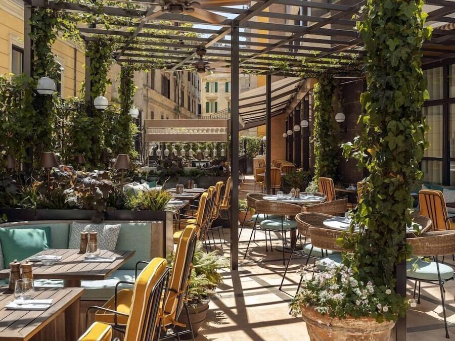 حيث تُقدم وجبات الإفطار، الغداء، العشاء، أطباق البحر المتوسط