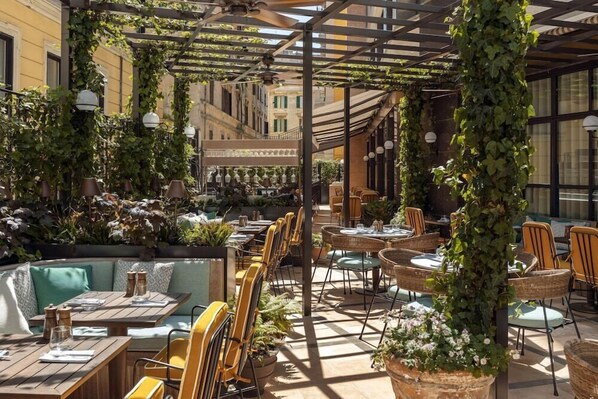 Breakfast, lunch, dinner served; Mediterranean cuisine - Hotel Beverly Hills Rome (Rome)