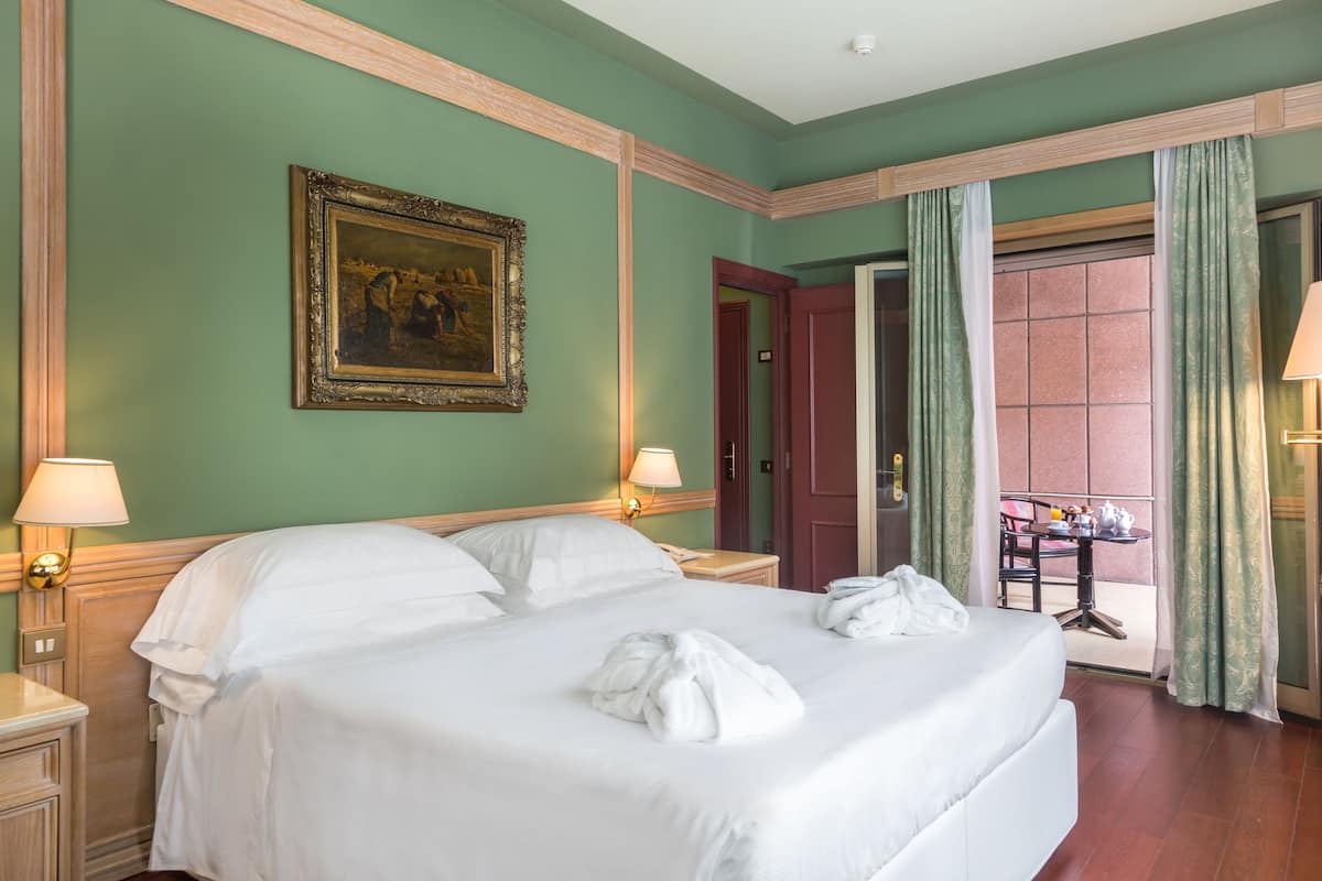 Deluxe Double Room | Minibar, in-room safe, desk, blackout drapes