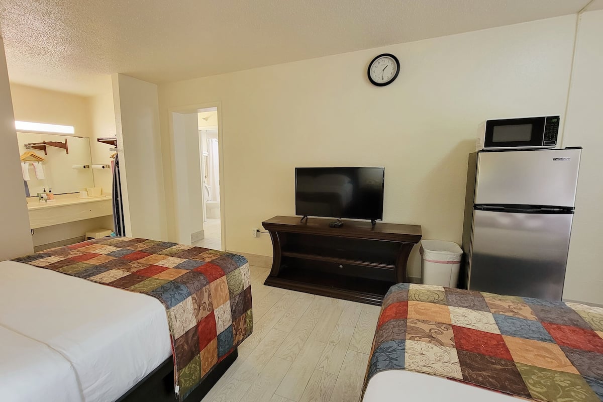 Basic Room, Multiple Beds, Non Smoking
