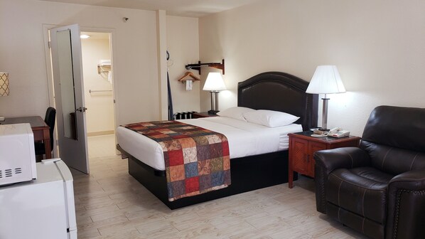 Handicap Accessible Non smoking One Bed Room | Free WiFi, bed sheets