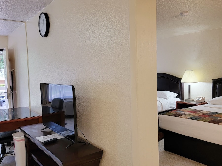 Basic Room, Multiple Beds, Non Smoking | Free WiFi, bed sheets