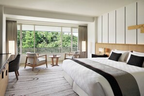 1 bedroom, premium bedding, down comforters, desk