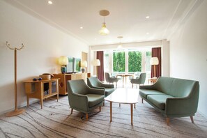 Suite, 2 enkeltsenger | Oppholdsrom | En 49-tommers Flatskjerm-TV med Parabol-TV samt TV