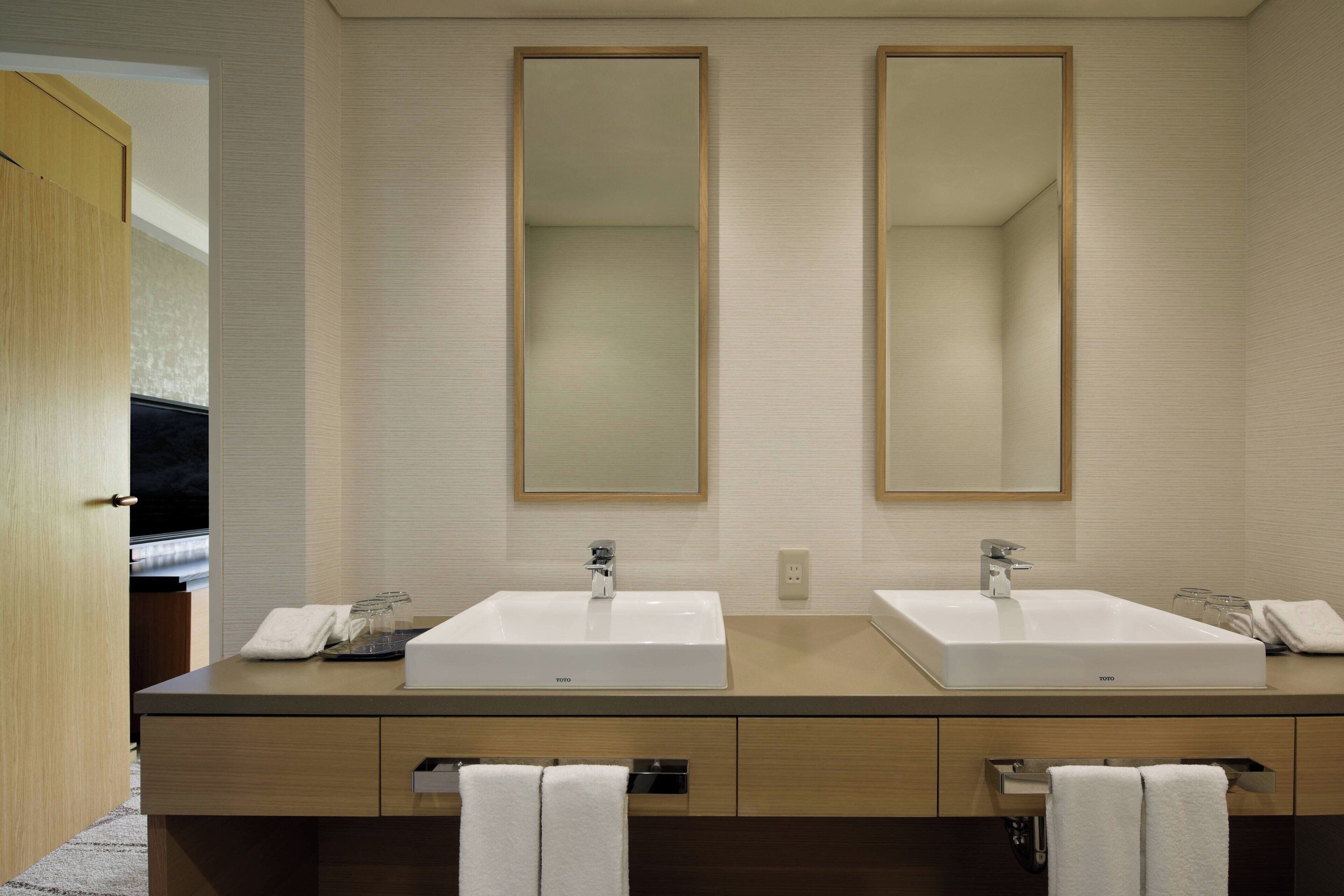 combined shower/bathtub, free toiletries, hair dryer, slippers