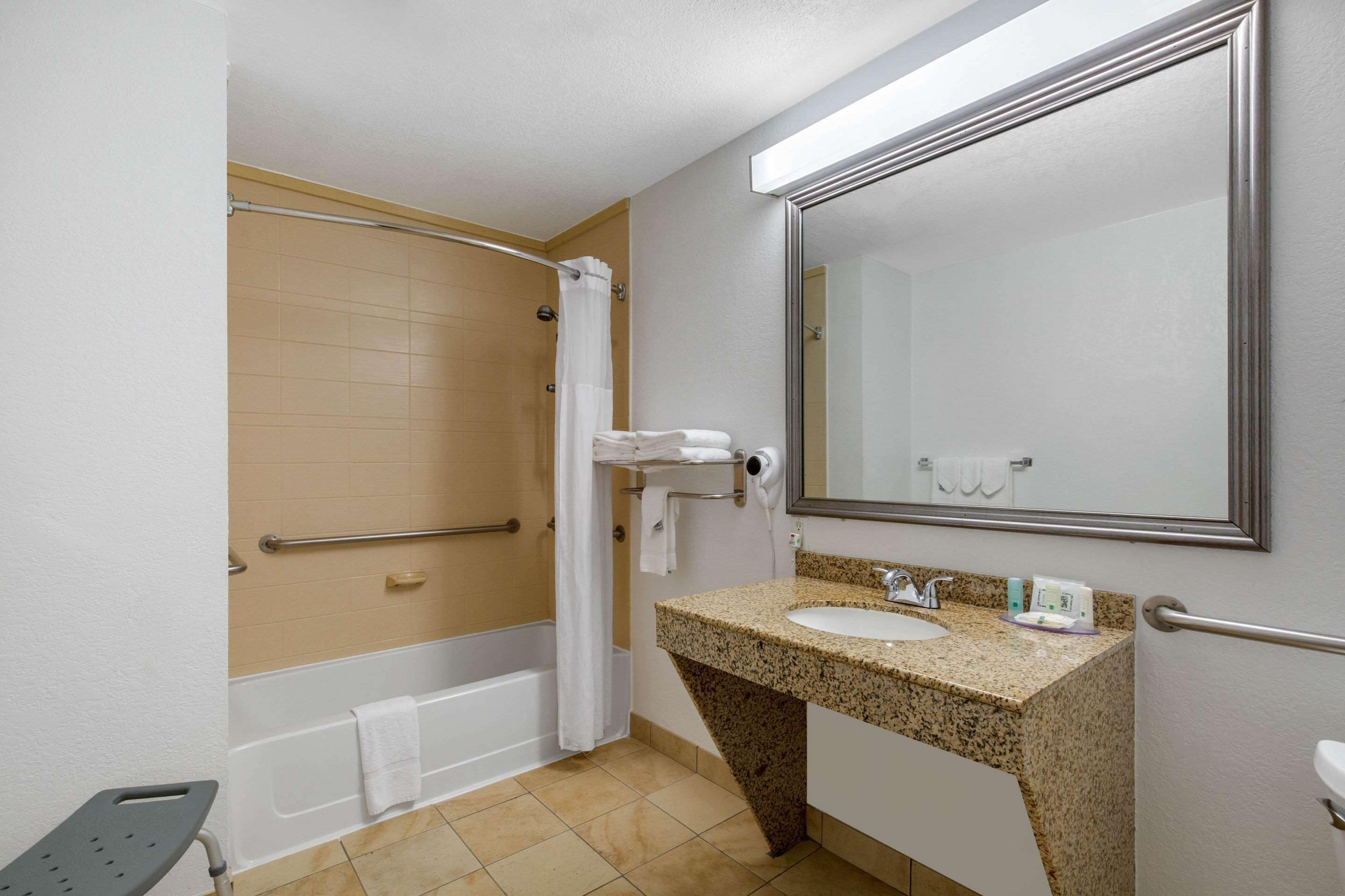 Ducha y bañera combinadas y cabezal de ducha con hidromasaje