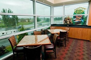 供应早餐、午餐和晚餐