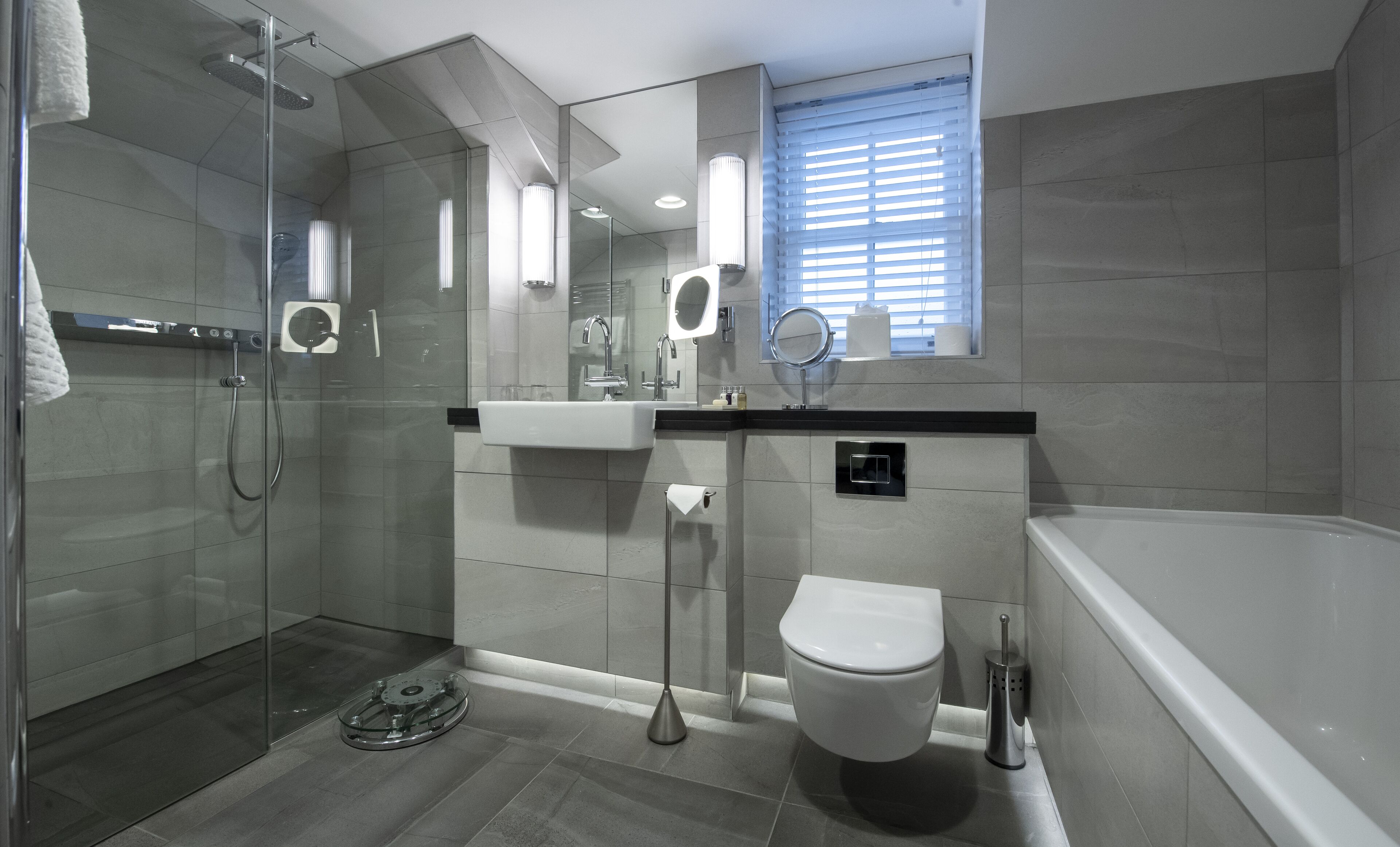 mews superior room | bathroom | combined shower/bathtub, free toiletries, hair dryer, bathrobes