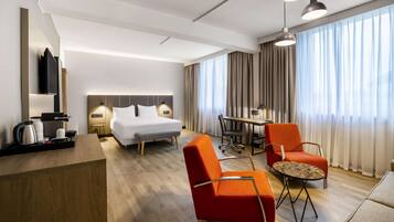 Junior Suite | Minibar, in-room safe, desk, soundproofing