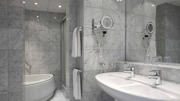 Junior Suite | Bathroom | Deep soaking tub, rainfall showerhead, eco-friendly toiletries