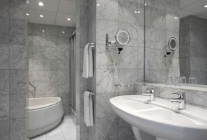 Junior Suite | Bathroom | Deep soaking tub, rainfall showerhead, eco-friendly toiletries - NH Luxembourg Airport (Niederanven)