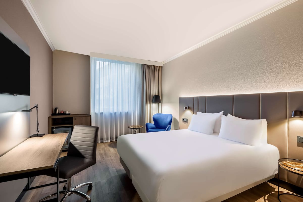 Standard Room | 1 bedroom, minibar, in-room safe, desk