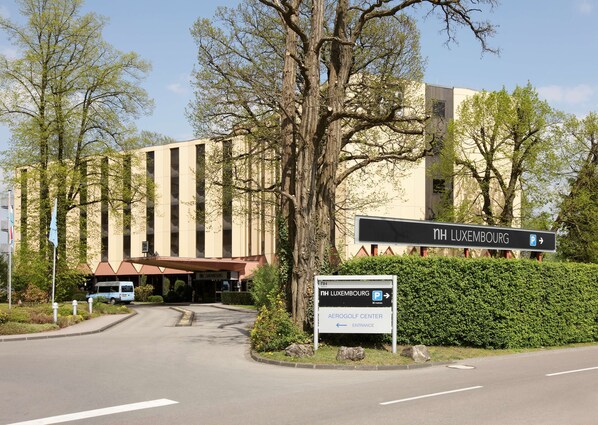 A building with a sign indicating the direction to the Aerogolf Center.