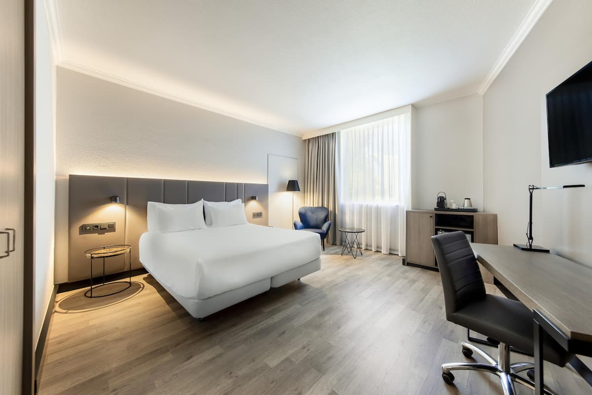 Superior Room | 1 bedroom, minibar, in-room safe, desk
