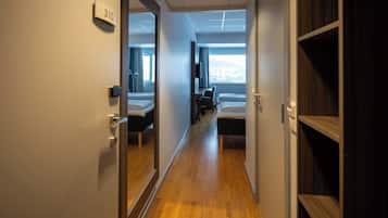 مكتب وتجهيزات عازلة للصوت وواي فاي مجانًا وملاءات أسرّة