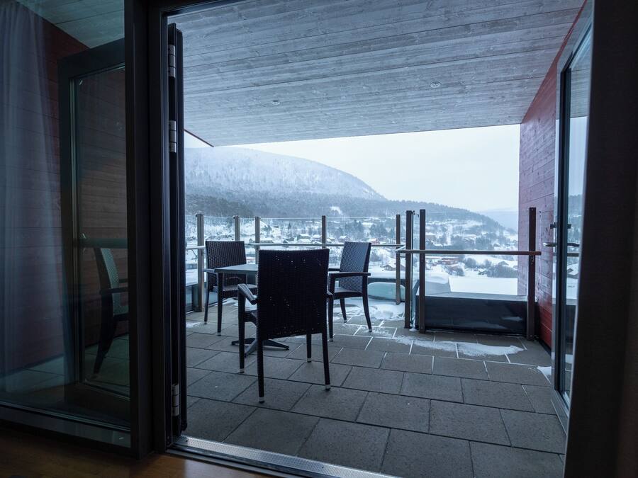 Desk, soundproofing, free WiFi, bed sheets