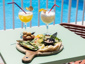 供應晚餐；池景