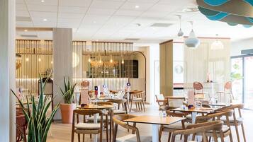 Serveert diner, uitzicht op het zwembad