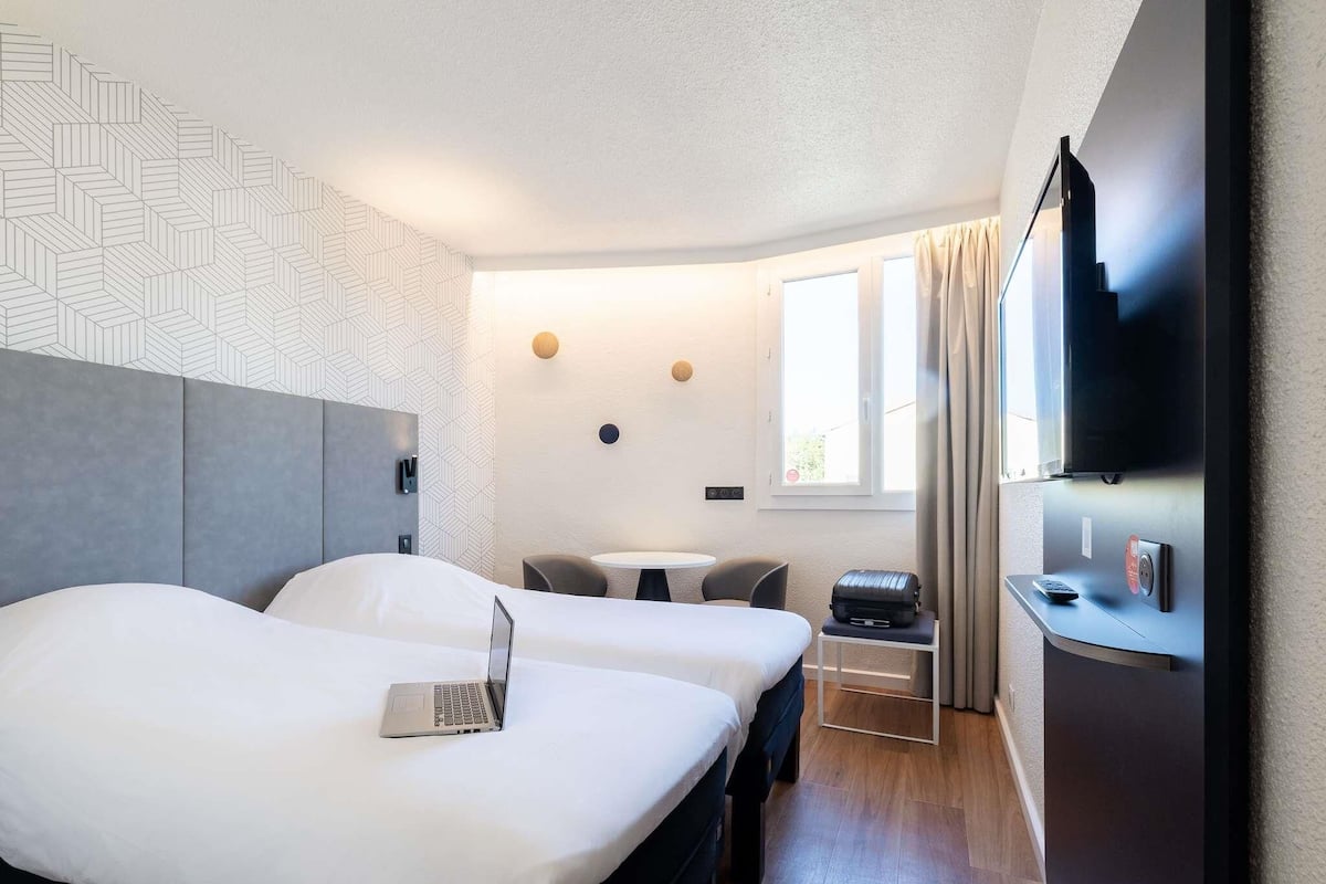 Quarto duplo standard, 2 camas de solteiro | Cofres nos quartos, escrivaninha, espaço de trabalho para notebook