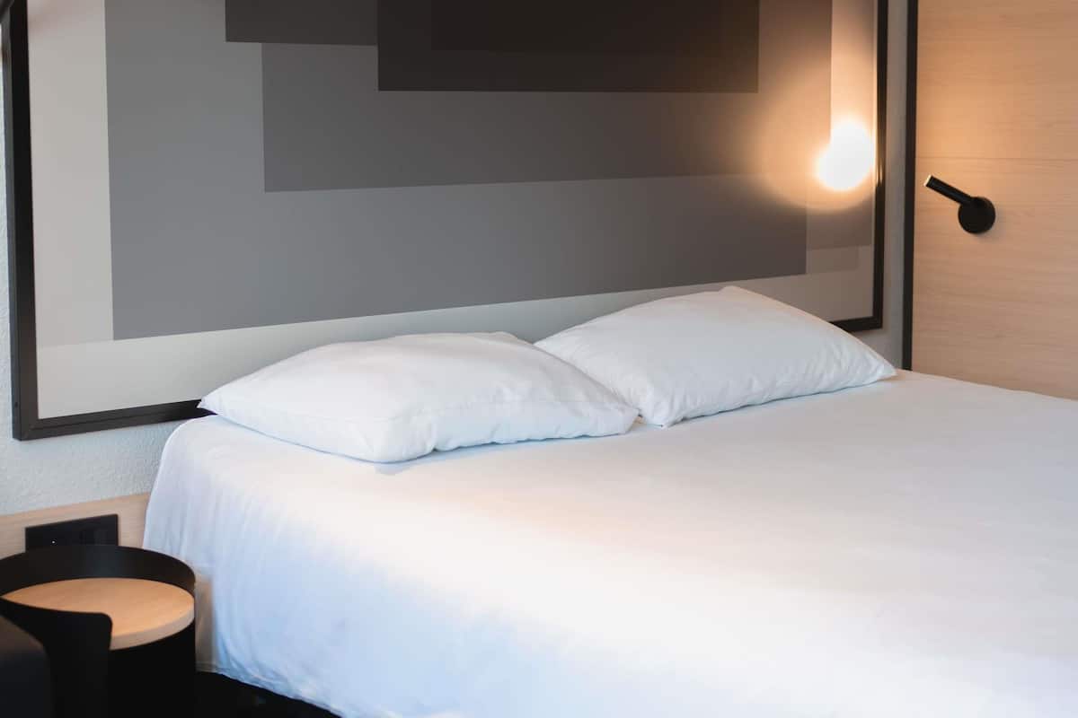 Habitación superior, 1 cama matrimonial | Caja de seguridad en la habitación y escritorio