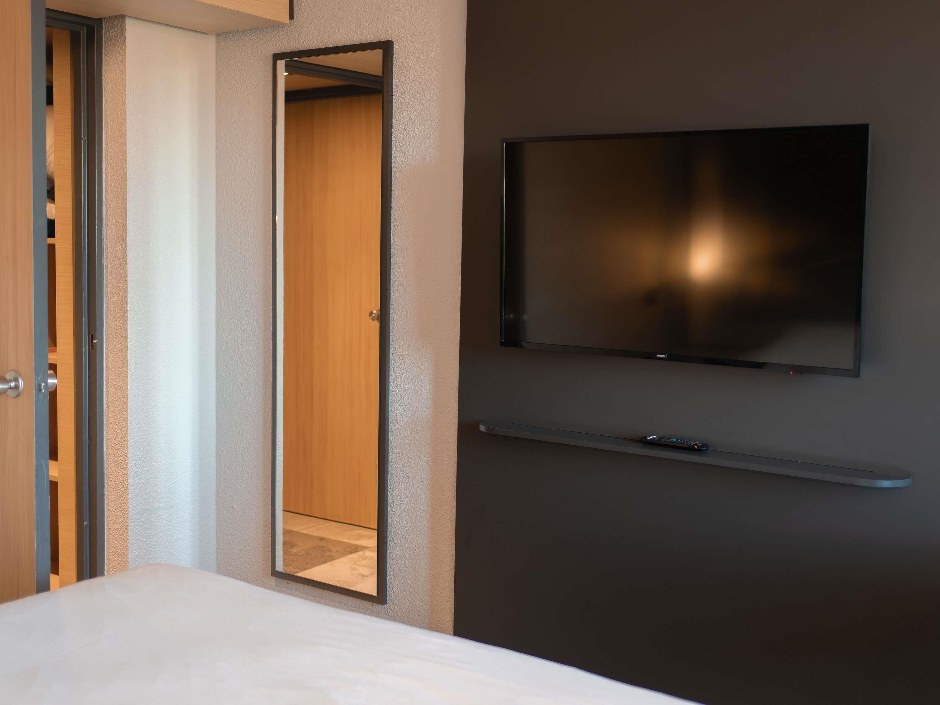 客房內保險箱、書桌、筆電工作空間、遮光布/窗簾