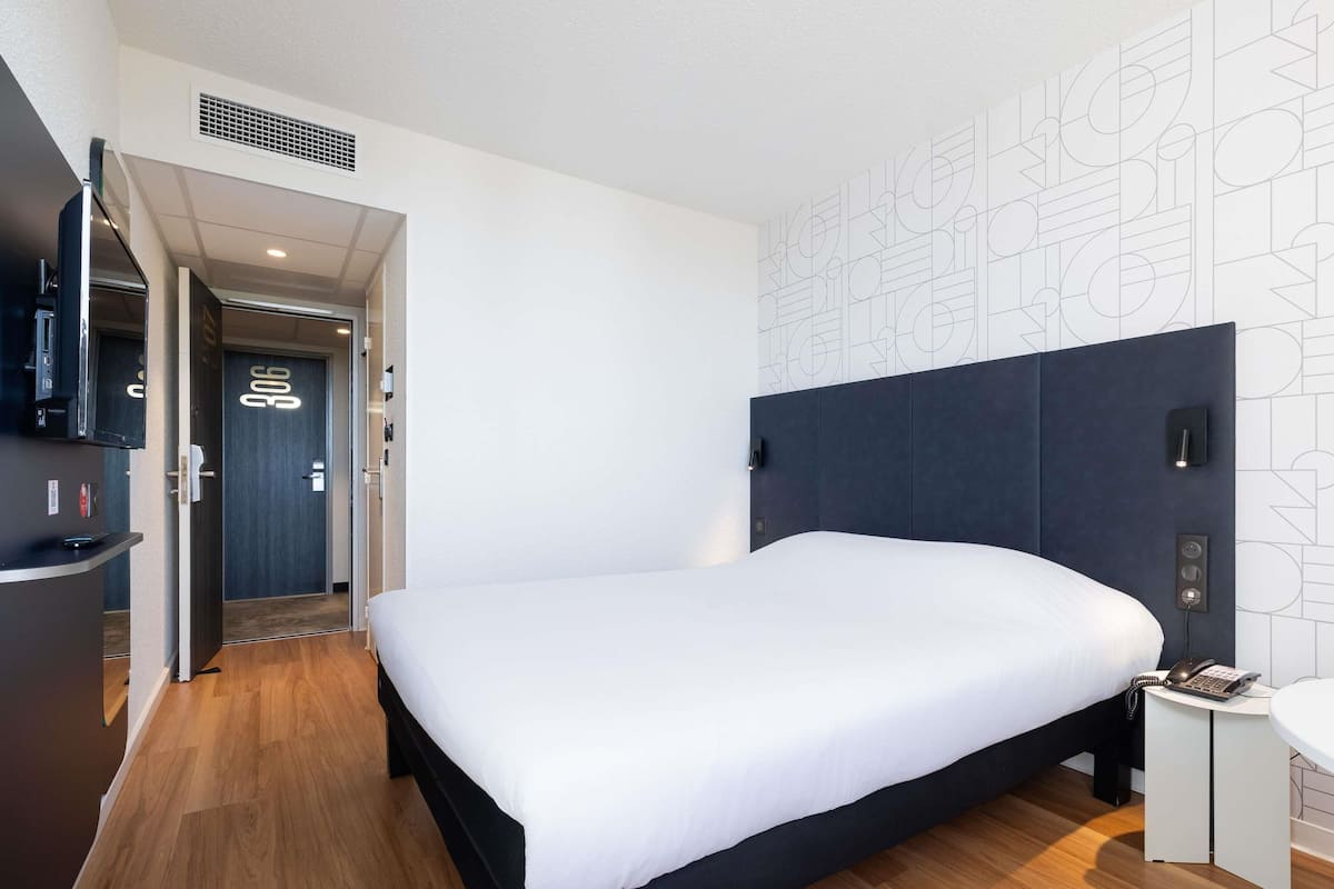 Standard dubbelrum - 1 dubbelsäng | Värdeförvaringsskåp på rummet, skrivbord och arbetsyta för laptop