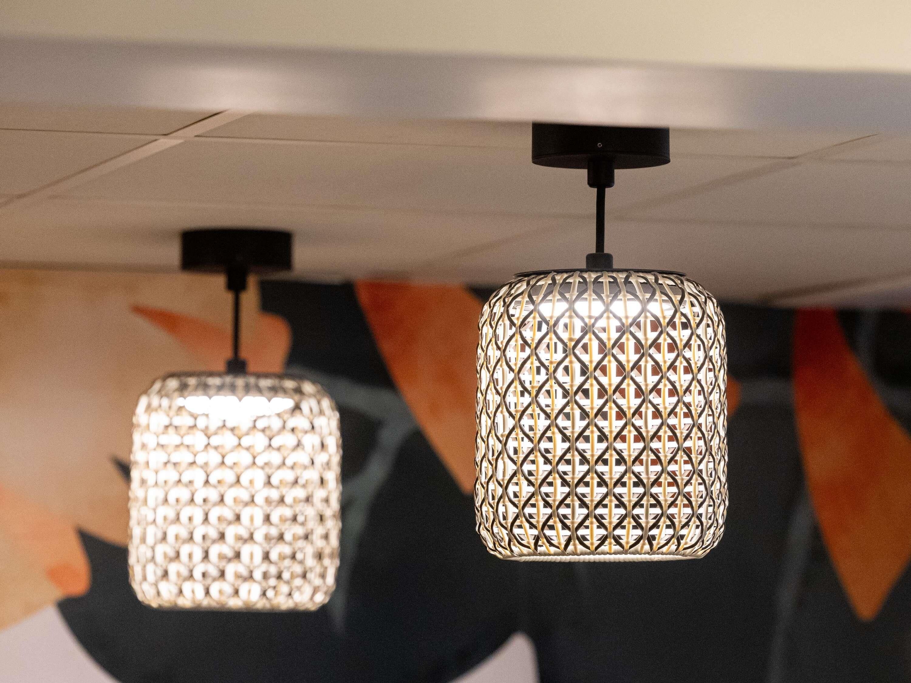 Deux suspensions décoratives à motifs géométriques.