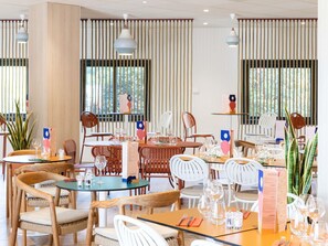 供应晚餐，泳池景观