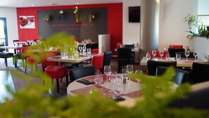 Dîner servi sur place, vue sur la piscine 