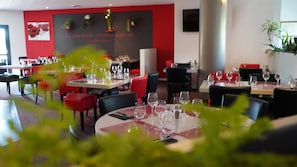 Dîner servi sur place, vue sur la piscine