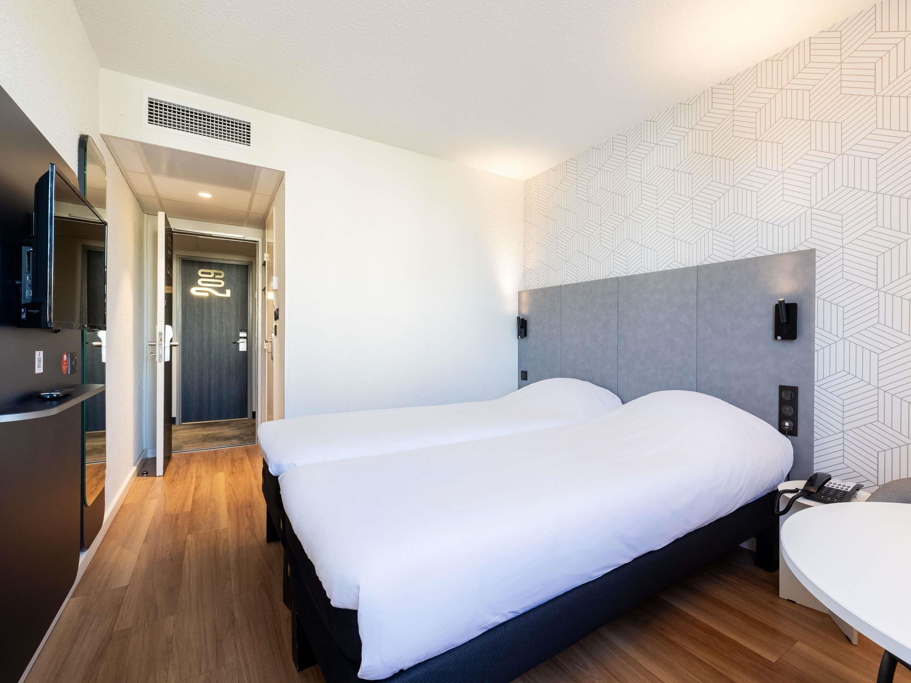 Standaard Twin kamer, 2 eenpersoonsbedden | Een kluis op de kamer, een bureau, een laptopwerkplek