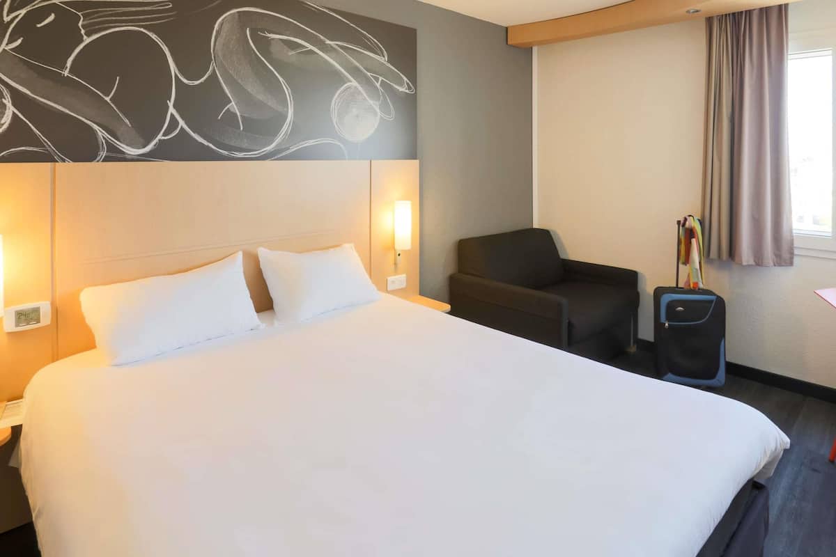 Quarto casal standard, 1 cama de casal e sofá-cama | Cofres nos quartos, escrivaninha, espaço de trabalho para notebook