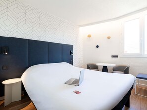 Quarto casal standard, 1 cama de casal | Cofres nos quartos, escrivaninha, espaço de trabalho para notebook