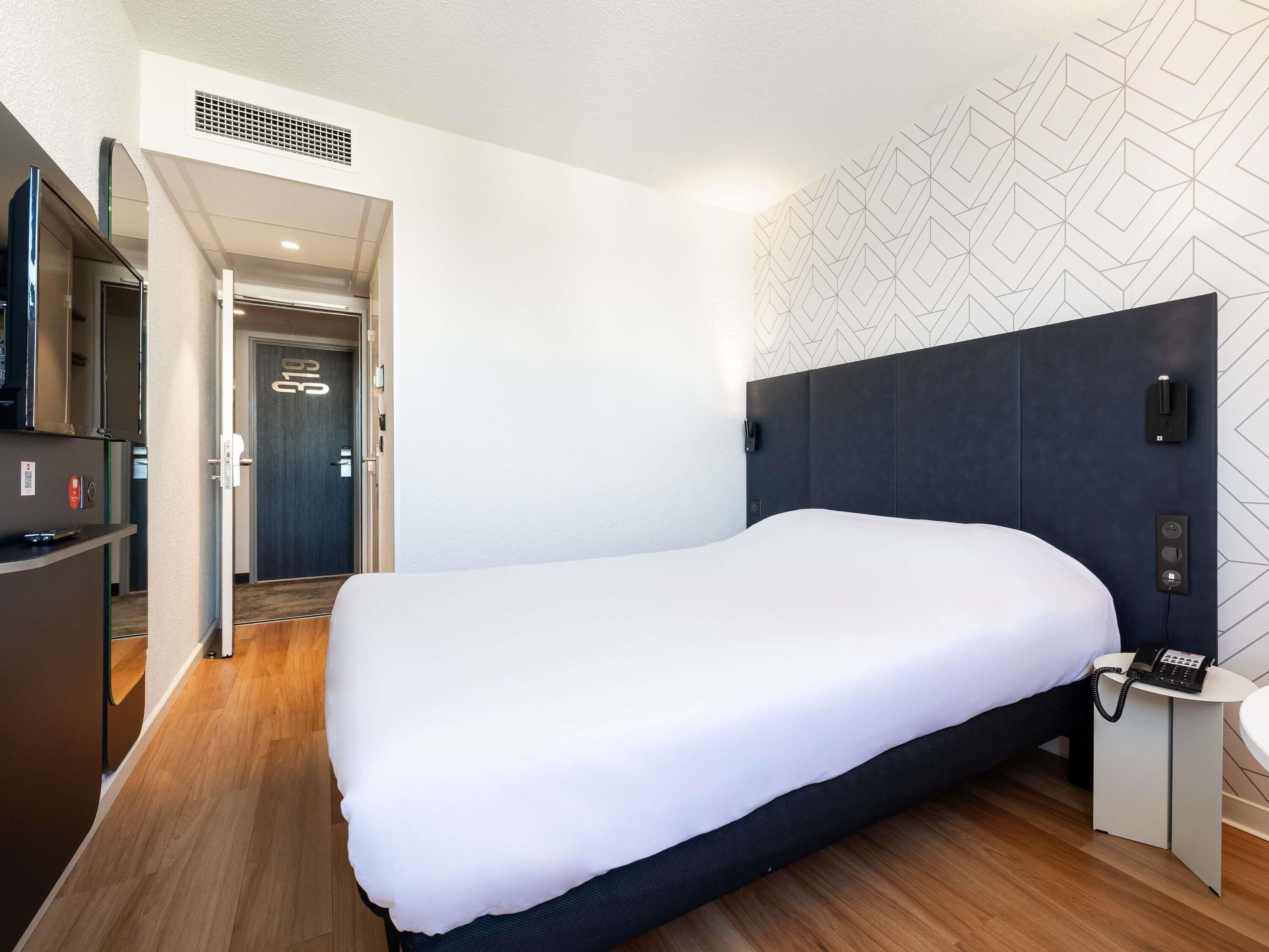 Habitación doble estándar, 1 cama matrimonial | Caja de seguridad en la habitación y escritorio 