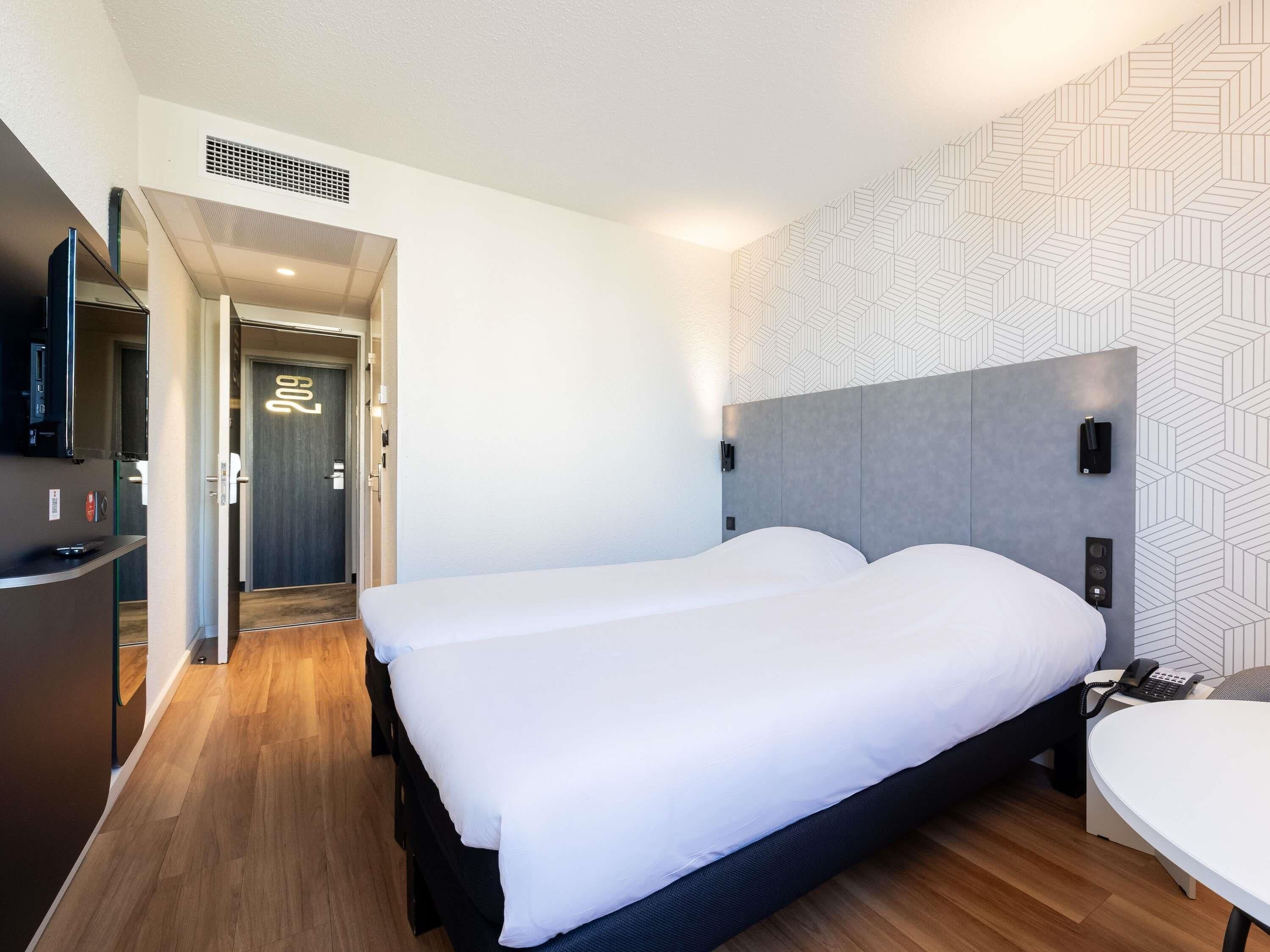 Chambre Standard avec lits jumeaux, 2 lits une place | Coffres-forts dans les chambres, bureau