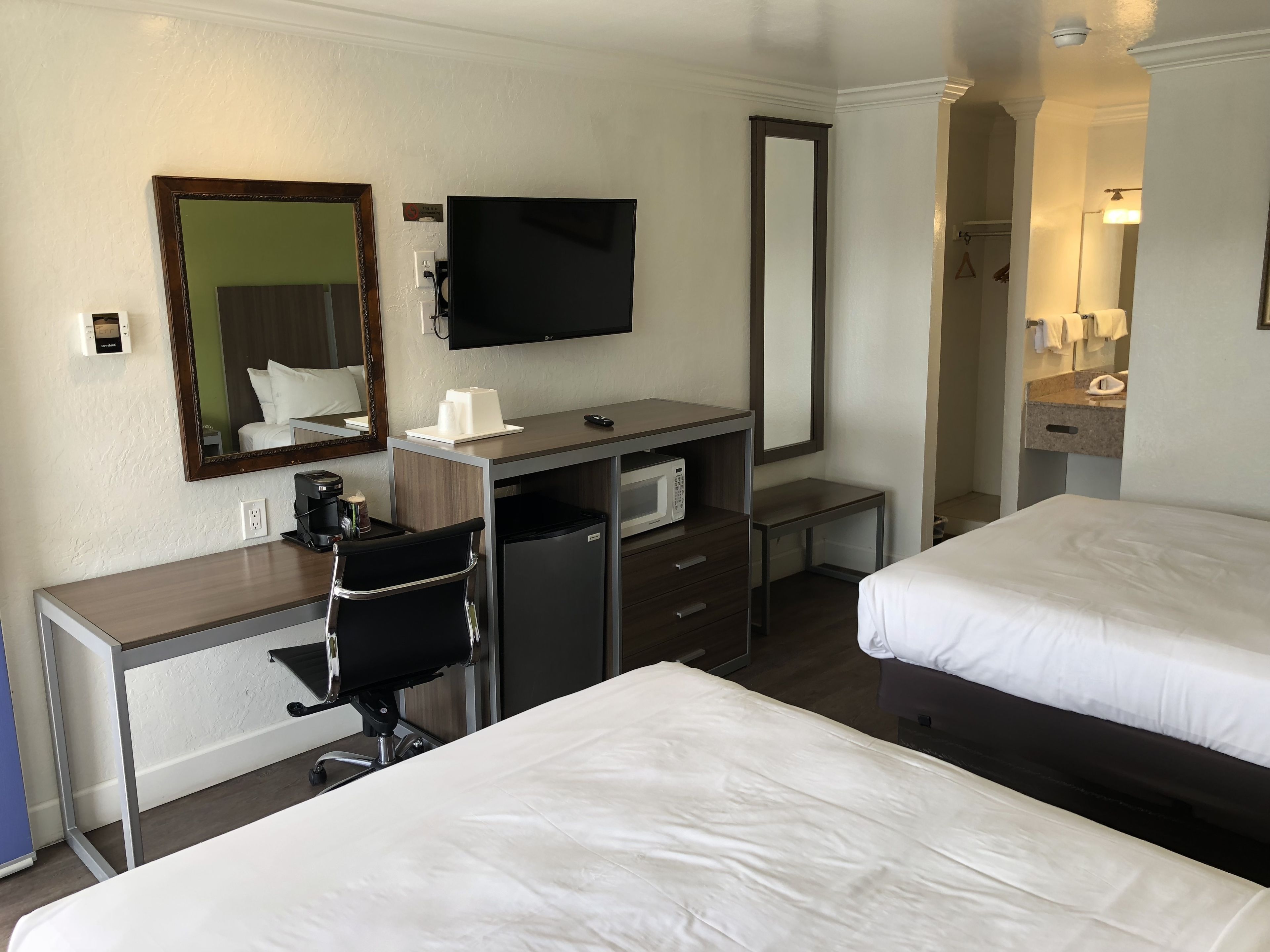 Deluxe kamer, 2 queensize bedden, niet-roken | Een bureau, een strijkplank/strijkijzer, gratis wifi, rolstoeltoegang