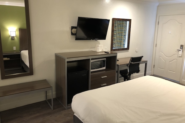 Desk, iron/ironing board, free WiFi, wheelchair access