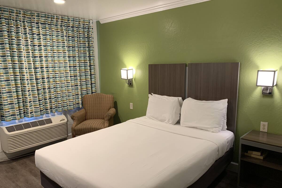 Deluxe Room, 1 Queen Bed, Accessible, Non Smoking | Desk, iron/ironing board, WiFi (free)