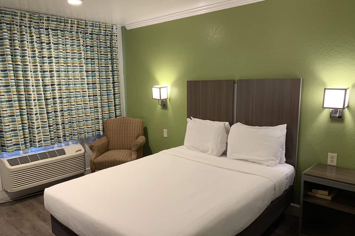 Deluxe Room, 1 Queen Bed, Accessible, Non Smoking | Desk, iron/ironing board, free WiFi, wheelchair access
