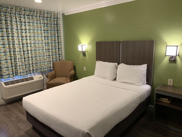 Habitación Deluxe, 1 cama Queen size, con acceso para personas discapacitadas, para no fumadores | Escritorio, tabla de planchar con plancha y wifi gratis 