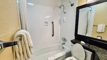 Kamer, 2 queensize bedden, niet-roken | Badkamer | Een bad/douchecombinatie, milieuvriendelijke toiletartikelen